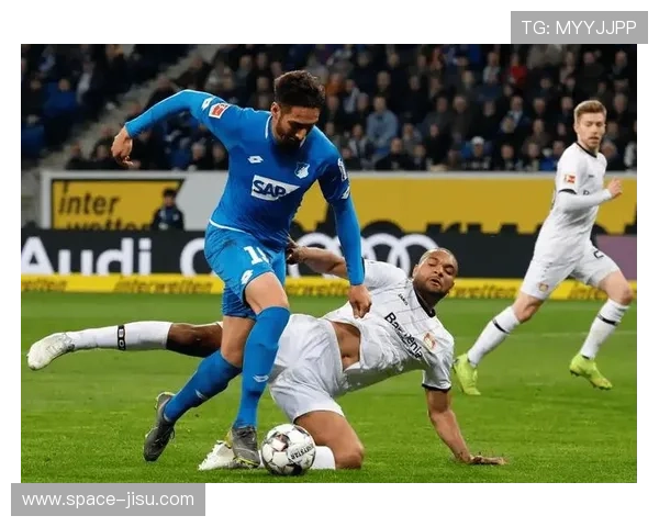 勒沃库森赛前训练重点演练边路传中，应对霍芬海姆高压逼抢